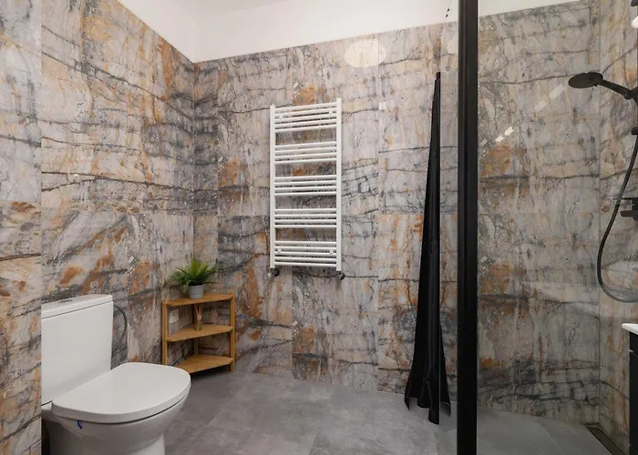 아파트 Partyzantow Monochrome & Modern In By Renters *