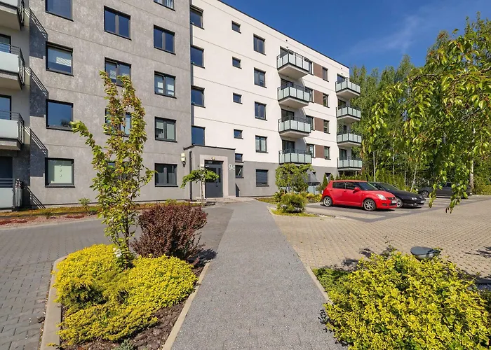 아파트 Partyzantow Monochrome & Modern In By Renters