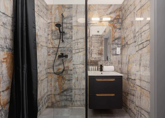 Partyzantow Monochrome & Modern In By Renters 아파트 소스노비크